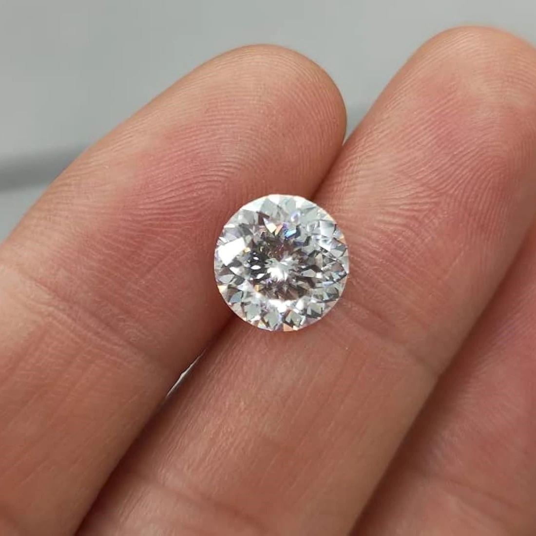 Moissanite gemstone compared with diamonds to evaluate quality using the diamond guide